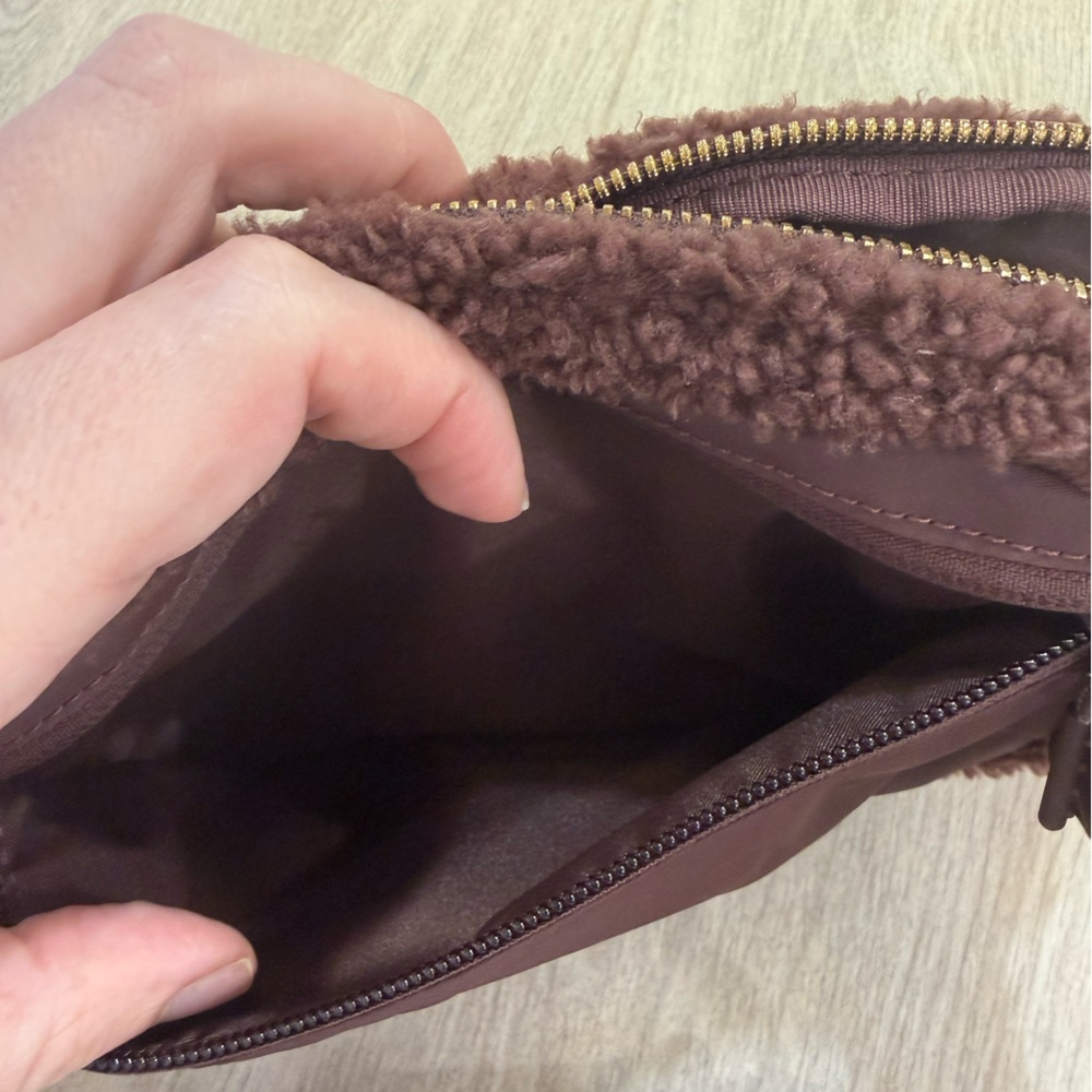 Lululemon Everywhere Belt Bag Crossbody in cozy brown sherpa material travel - Picture 10 of 10